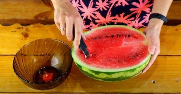 Wassermelonenkugeln in einer verzierten Schüssel 1