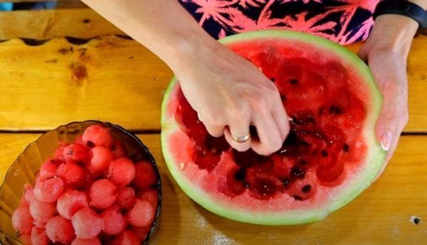 Wassermelonenkugeln in einer geschnitzten Schale 2