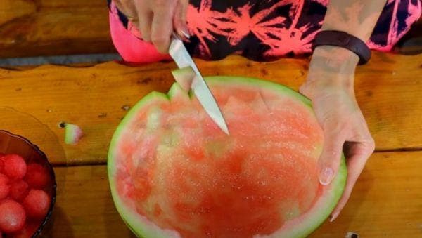Wassermelonenkugeln in einer geschnitzten Schale 3