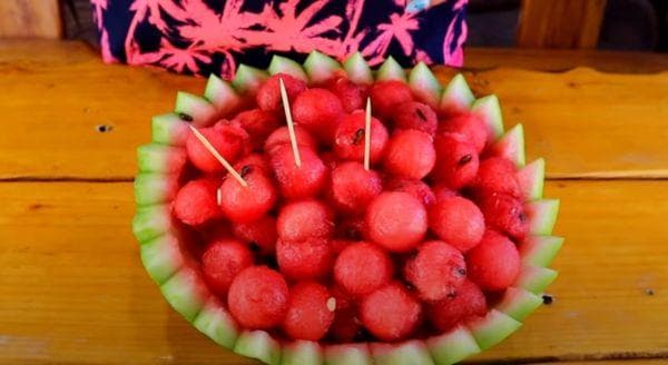 Wassermelonenkugeln in einer geschnitzten Schale 4