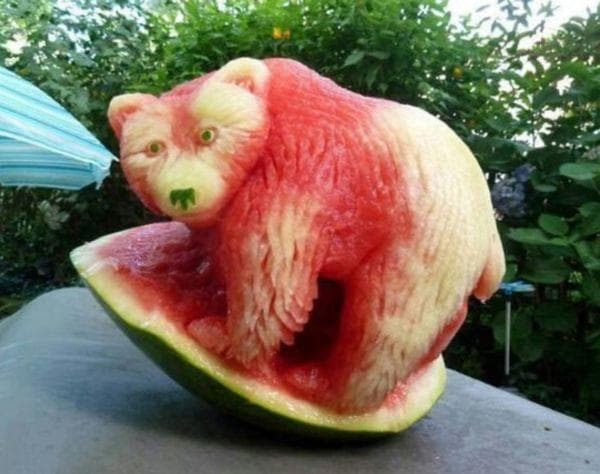 Carving - Bär aus Wassermelone