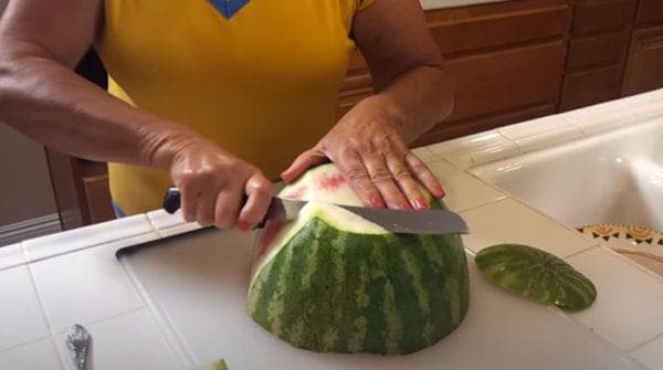 Einfache Methode zum Schneiden einer Wassermelone 2