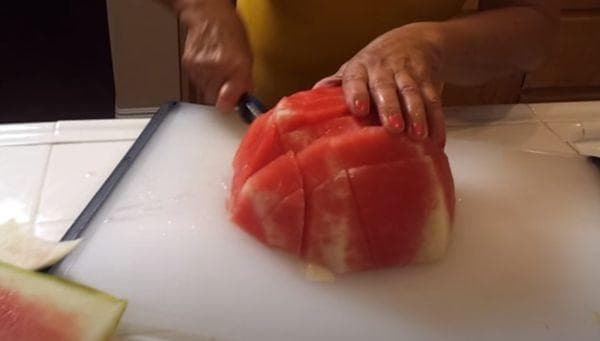Einfache Methode zum Schneiden einer Wassermelone 4