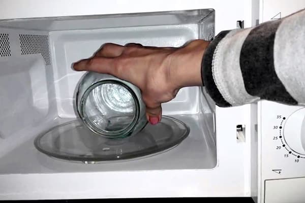 Sterilisation eines Glases in der Mikrowelle