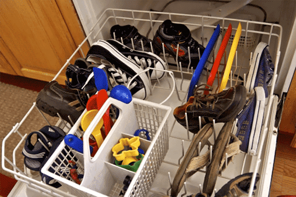 Turnschuhe und Sneaker in der Geschirrspülmaschine