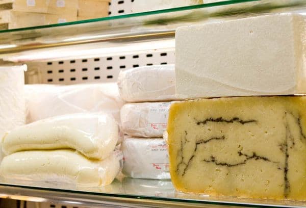Verschiedene Käsesorten im Kühlschrank