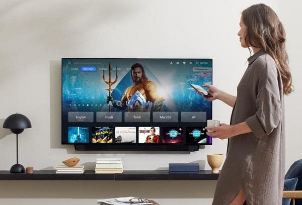 Frau am Fernseher