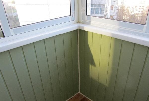 Kunststoffpaneele auf dem Balkon