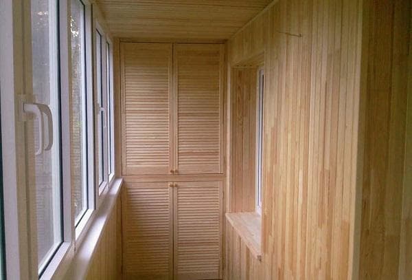 Die Verkleidung der Loggia mit Holzpaneelen