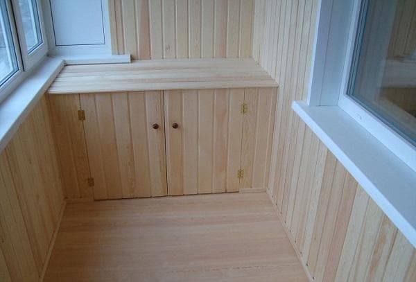 Holzverkleidung auf dem Balkon