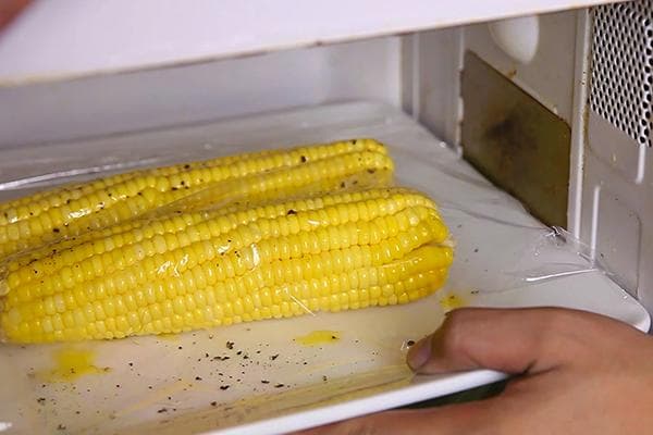 Zubereitung von Mais in der Mikrowelle