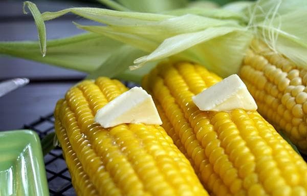 Gekochter Mais mit Butter