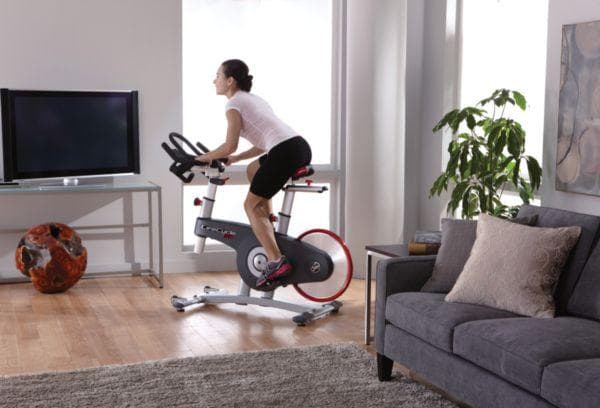 Frau auf einem Heimtrainer