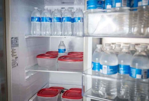 Lagerung von Wasser im Kühlschrank