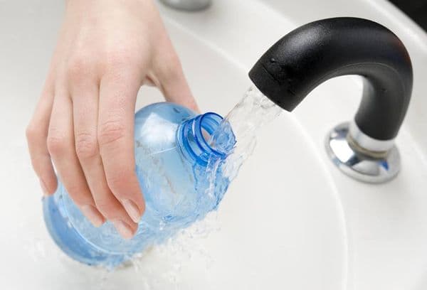 Wasser aus dem Wasserhahn