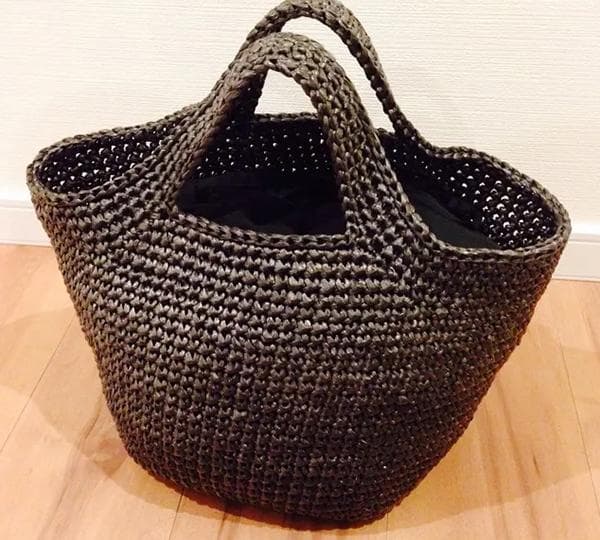 Tasche, gehäkelt aus schwarzen Müllbeuteln