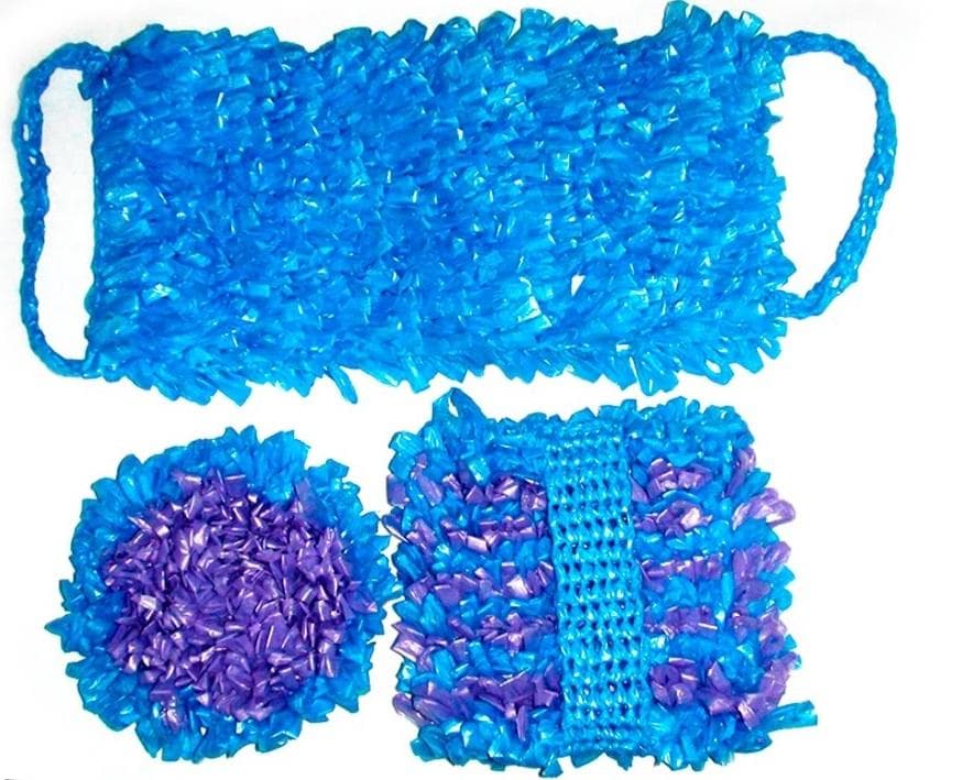 Schwamm, hergestellt aus Plastiktüten