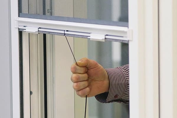 Rollgitter am Fenster