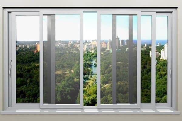 Schiebe-Moskitonetze am Fenster