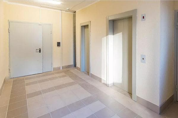 Zwei Aufzüge im Treppenhaus – ein Lasten- und ein Personenaufzug