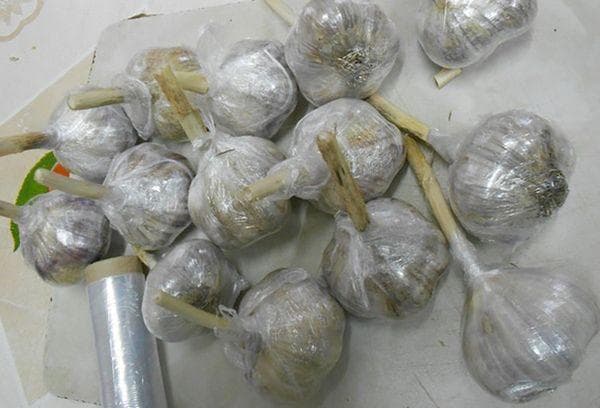 Knoblauch in Frischhaltefolie