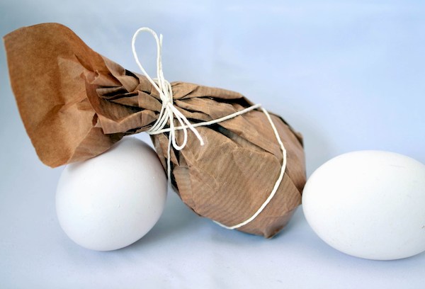 In Papier eingewickelte Eier zur Lagerung