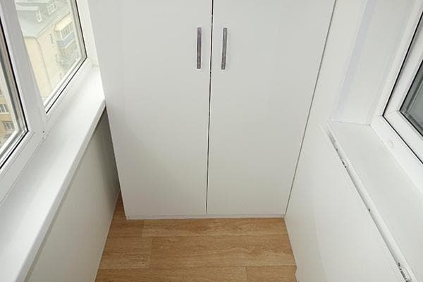 Schuhschrank auf dem Balkon