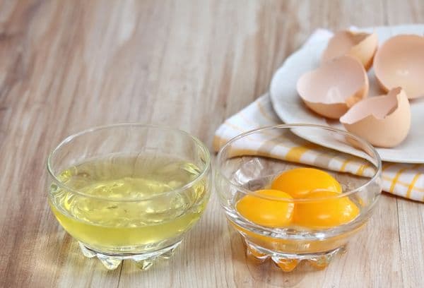 Getrenntes Eigelb und Eiweiß