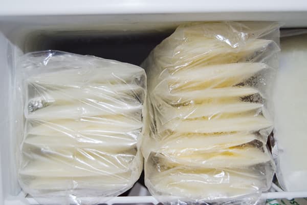 Gefrorene Milch in Ziplock-Beuteln