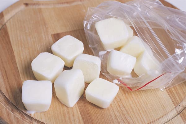 In Formen eingefrorene Milch