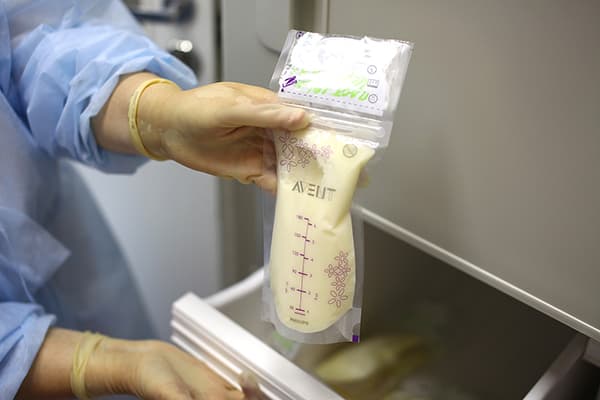 Muttermilch, eingefroren in einem speziellen Beutel