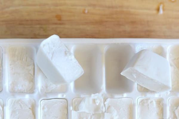 Milch, eingefroren in einer Eiswürfelform