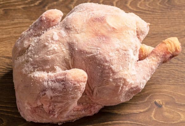 Gefrorenes ganzes Hühnchen