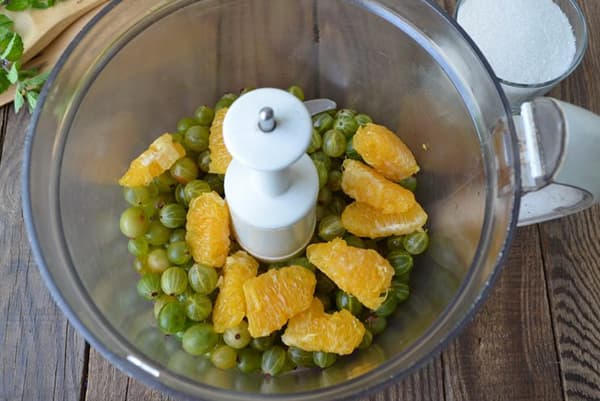 Stachelbeeren und Orange im Mixer