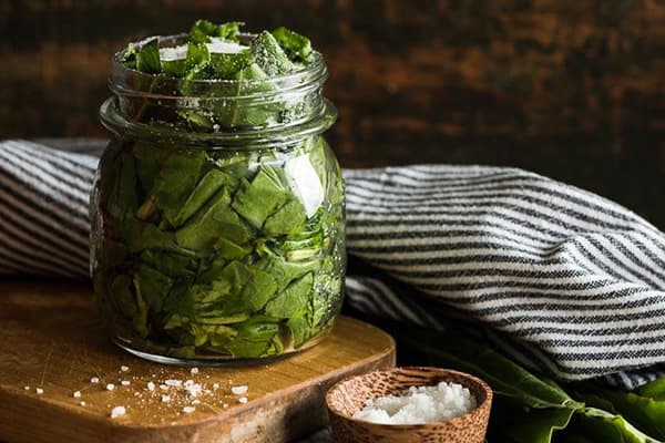 Geschittener Sauerampfer mit Salz im Glas