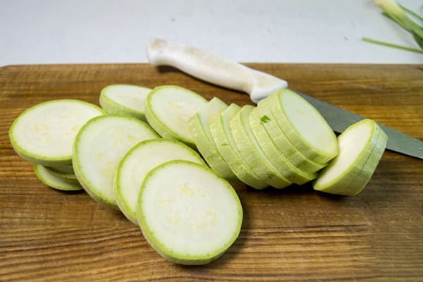 Zucchini in Scheiben schneiden
