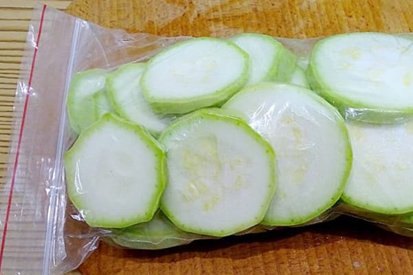 Einfrieren von Zucchini in Ringen