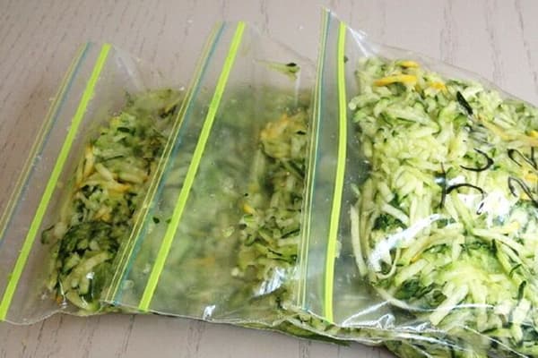 Geraspelte Zucchini für Pfannkuchen