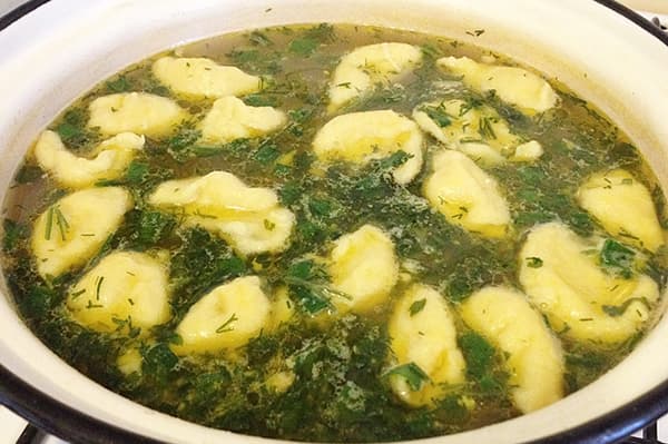 Kräutersuppe mit Klößchen