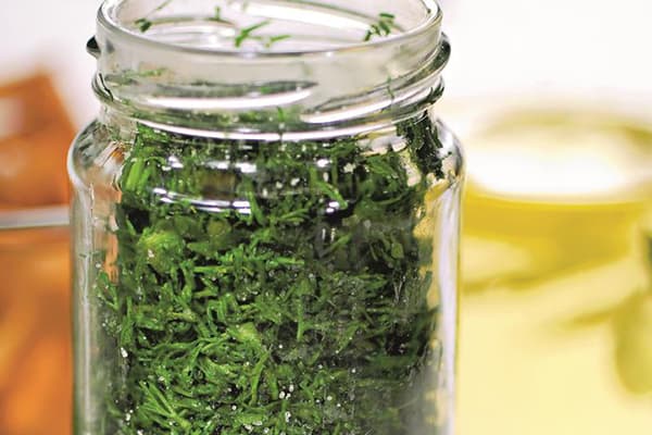 Gehackte Kräuter im Glas