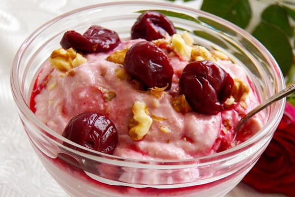 Dessert mit gefrorenen Kirschen