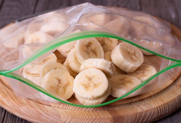 In Scheiben geschnittene, tiefgekühlte Bananen im Beutel