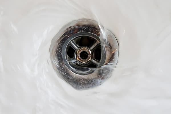 Freier Wasserabfluss im Waschbecken
