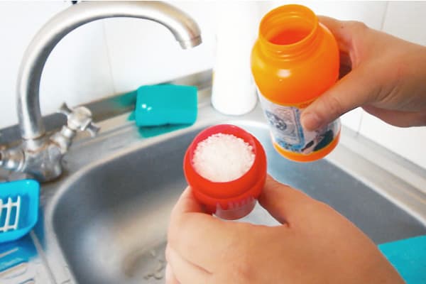 Chemie für die Spülenreinigung