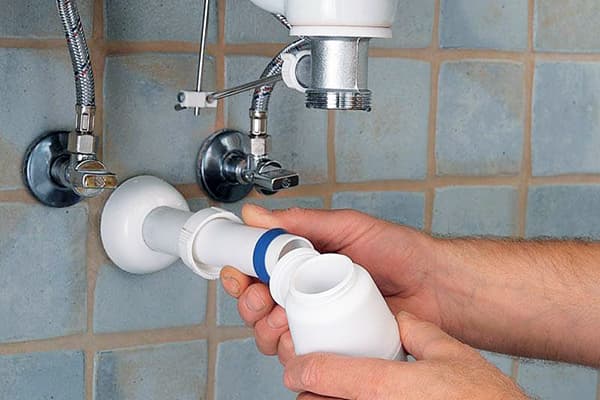 Demontage des Siphons unter dem Waschbecken