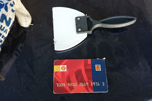 Spachtel und Plastikkarte