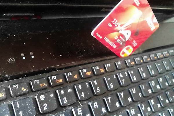 Reinigung der Tastatur mit einer Bankkarte