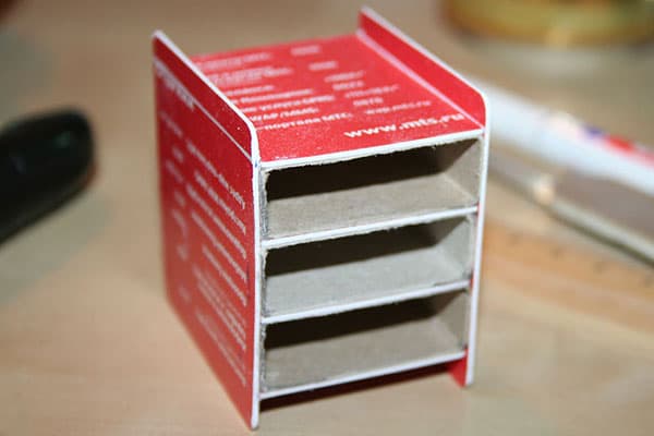 Minikommode aus Plastikkarten und Streichholzschachteln