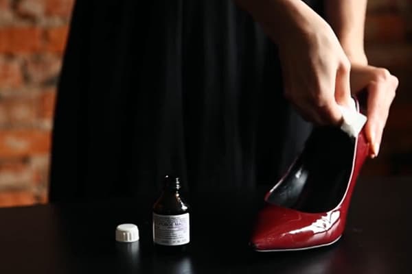 Neue Schuhe mit Alkohol behandeln