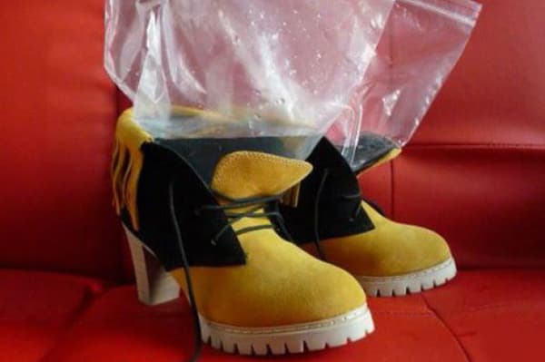 Schuhe mit Wasserbeuteln weiten
